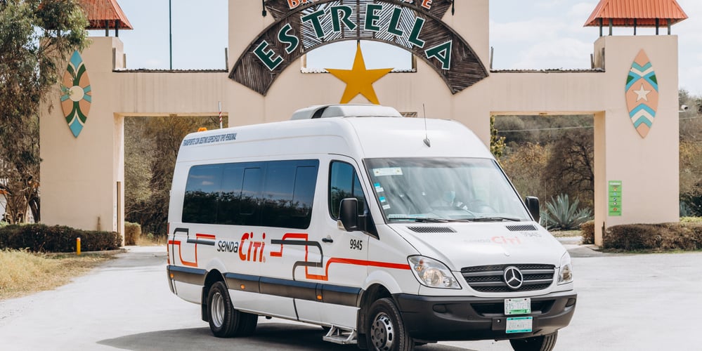 una unidad sprinter de Senda Citi espera a sus pasajeros fuera del Bipoarque Estrella