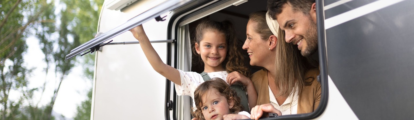 familia-feliz-acampando-camioneta-viaje