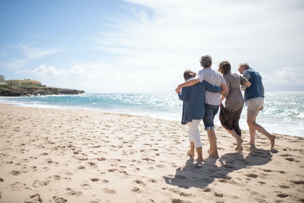 familia-viajando-en-grupo-playa