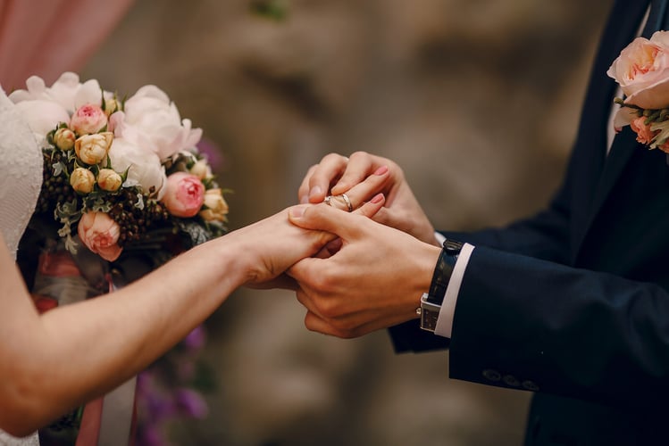 novios poniendose anillos