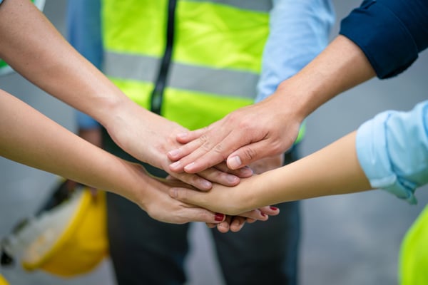 seguridad-tomando-mano