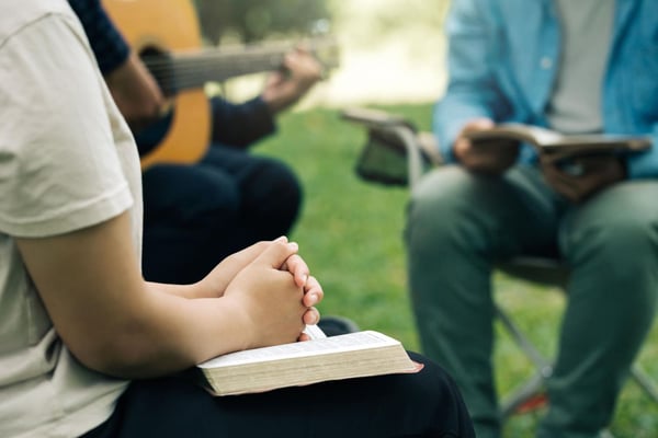 grupo-espiritual-cantando-musica