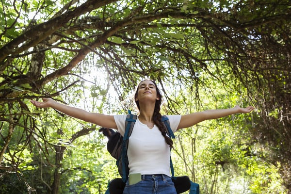 mujer en la naturaleza