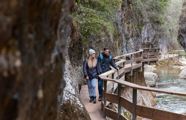 pareja-puente-turismo-naturaleza