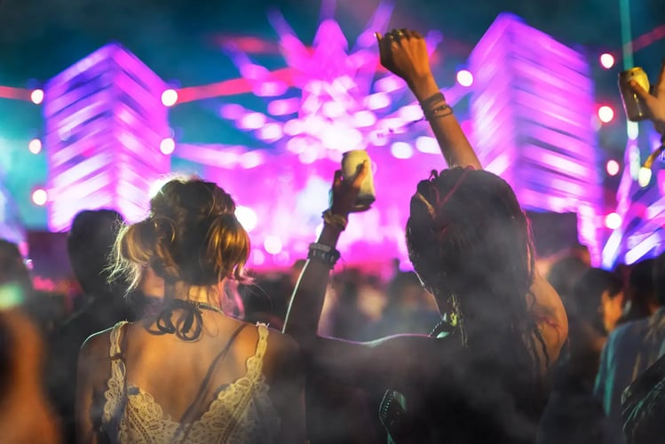 amigas en un festival de viaje