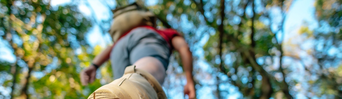 hombre-practicando-senderismo-en-la-naturaleza