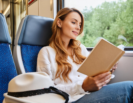 mujer leyendo en viaje en autobus