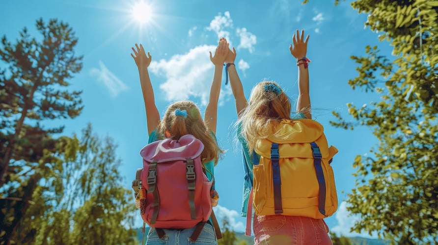 dos niñas de espaldas con mochila en paseo escolar 