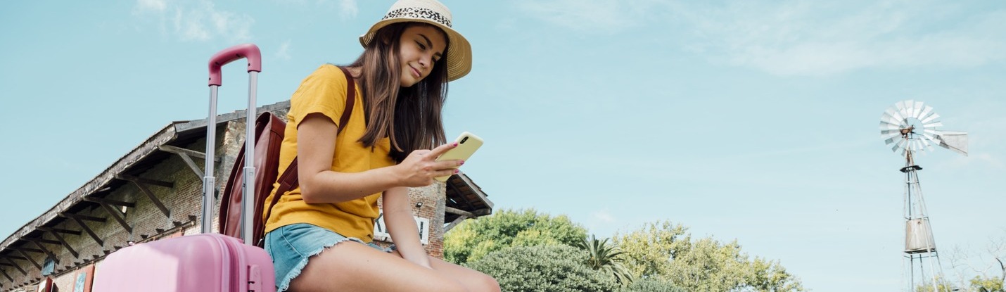 mujer-vacacionando-con-maleta