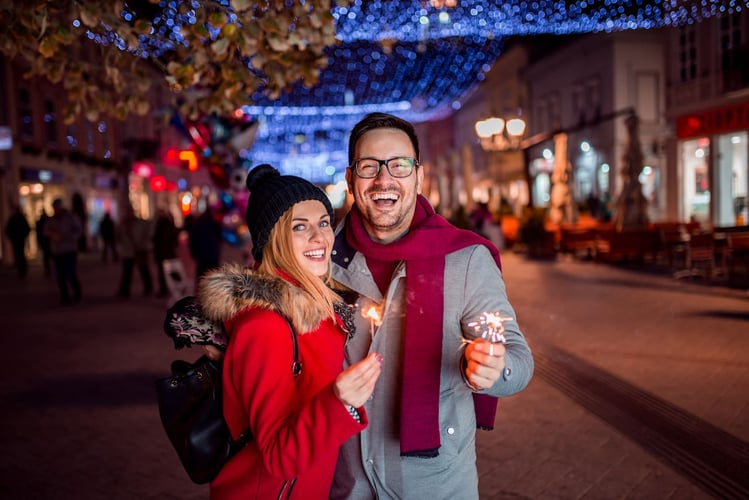 pareja recibiendo el año 2026 en un destino invernal 