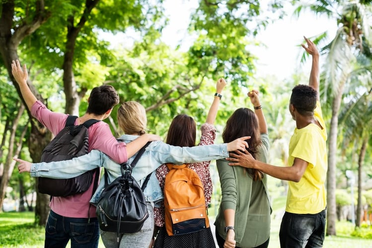 alumnos universitarios en viaje de fin de curso 