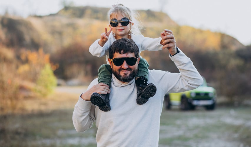 papá con su hija en hombros